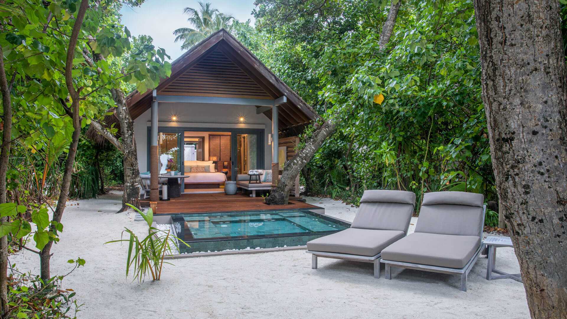 Vakkaru Maldives Beach Villa with open-air Jacuzzi