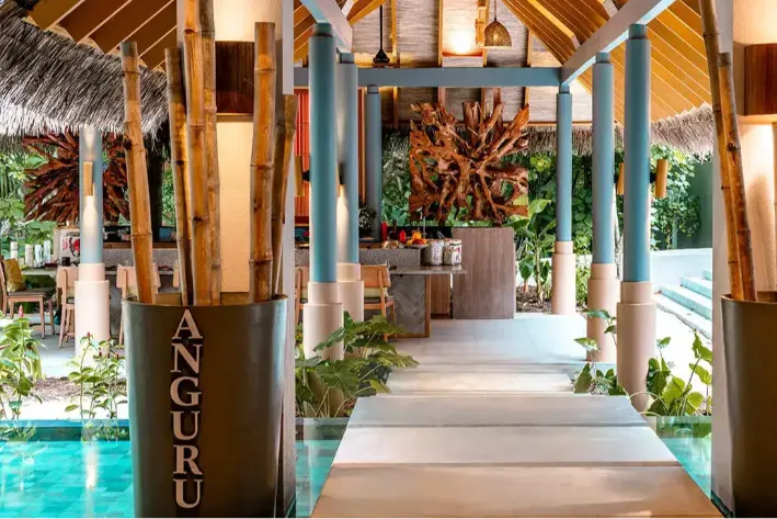 Teppanyaki dining at Vakkaru Maldives with live chef cooking experience