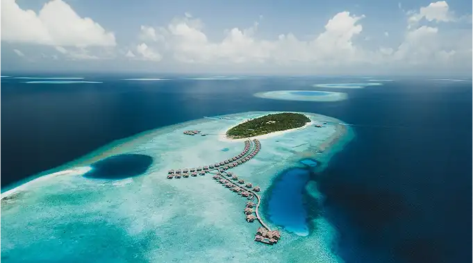 Scenic island location of Vakkaru Maldives surrounded by turquoise lagoons and tropical beauty.