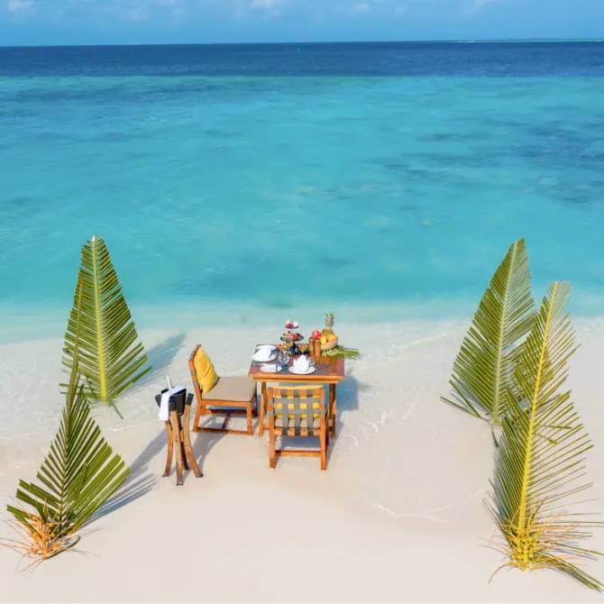 Destination dining at Vakkaru Maldives with beach picnics and candlelit dinners